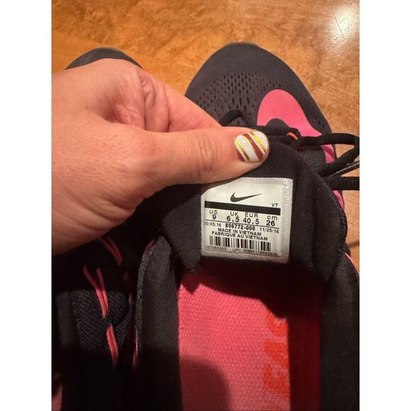 Woman’s Nike air max 2016 sneakers size 9 black and pink - Picture 5 of 5